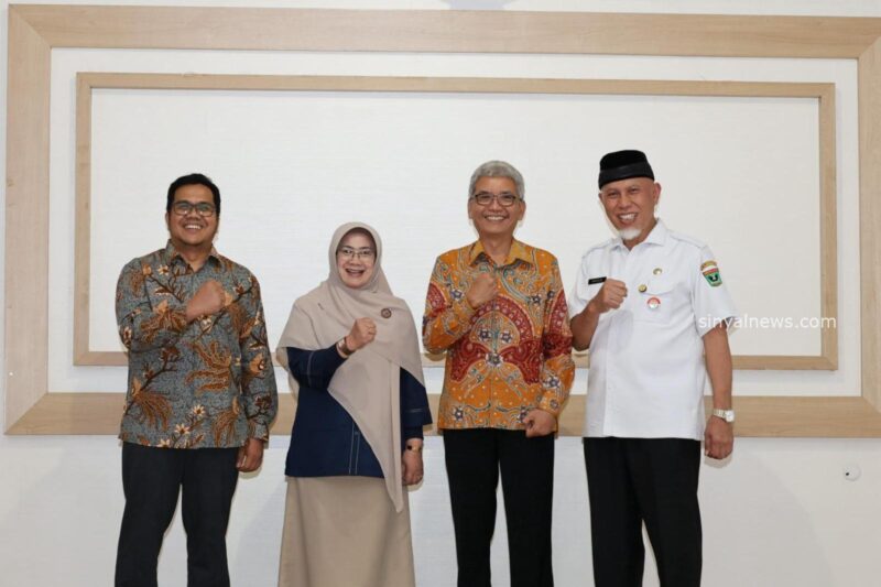 Foto bersama usai seminar Kebijakan Luar Negeri dan Pembangunan Nasional di Kantor Kanwil DJPb Sumbar.