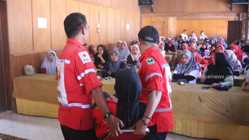 PMI Sumbar memberikan materi pertolongan pertama di SLB 2 Padang pada peringatan HKB 2025