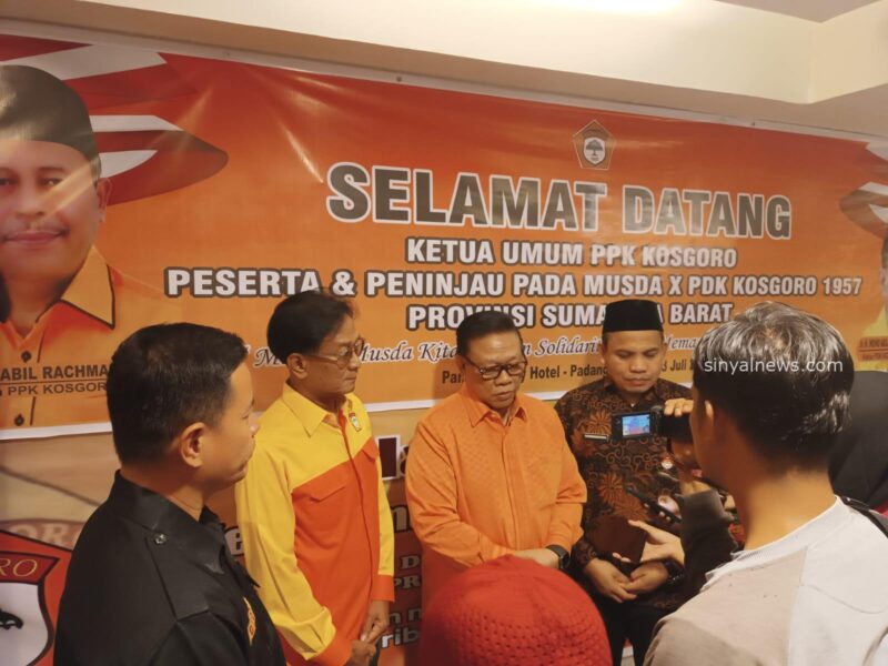 Ketua MPO Kosgoro 1957 HR. Agung Laksono didampingi Ketua Kosgoro 1957 Sumbar Weno Aulia Durin dan plt. Kepala Badan Kesbangpol Sumbar, Marwansyah saat wawancara dengan wartawan.