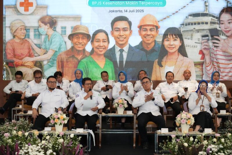 Foto bersama usai Ekspose Publik Pengelolaan Program dan Keuangan BPJS Kesehatan Tahun 2024.

