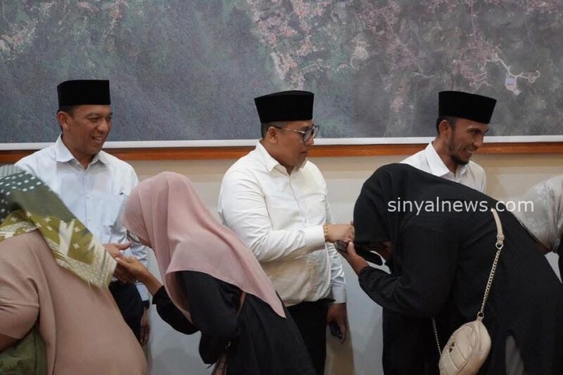 Walikota Padang Panjang ,saat disalami oleh para PPPK paruh waktu di rudin walikota malam itu ,usai pertemuan silahturahmi 