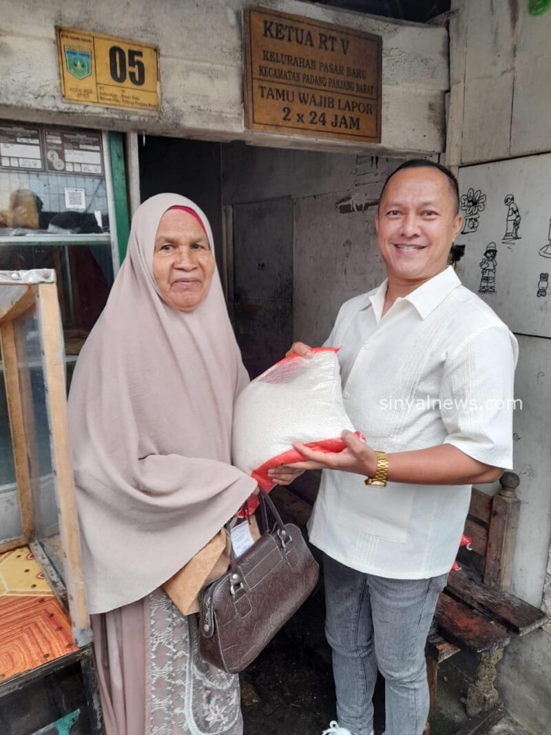 Teks Foto: H. Yandra Yane, SE. saat menyerahkan bantuan beras Program Swasembada Pangan kepada masyarakat, Minggu (14/09/2025).