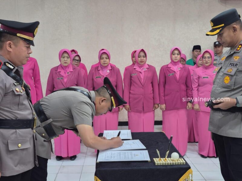 Penandatanganan Sertijab oleh prajurit polisi bersangkutan