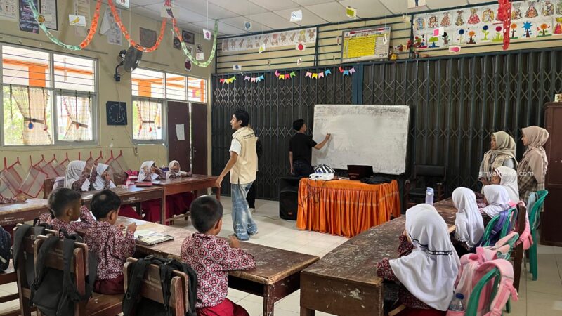 Mahasiswa KKN Unand di Nagari Kurai Taji Timur berbagi ilmu dengan murid SD setempat.