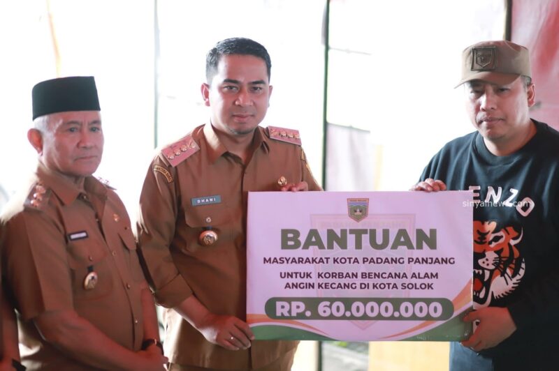 Walikota Padang Panjang saat meyerahkan Bantuan secara simbolis dan diterima oleh Walikota Solok 