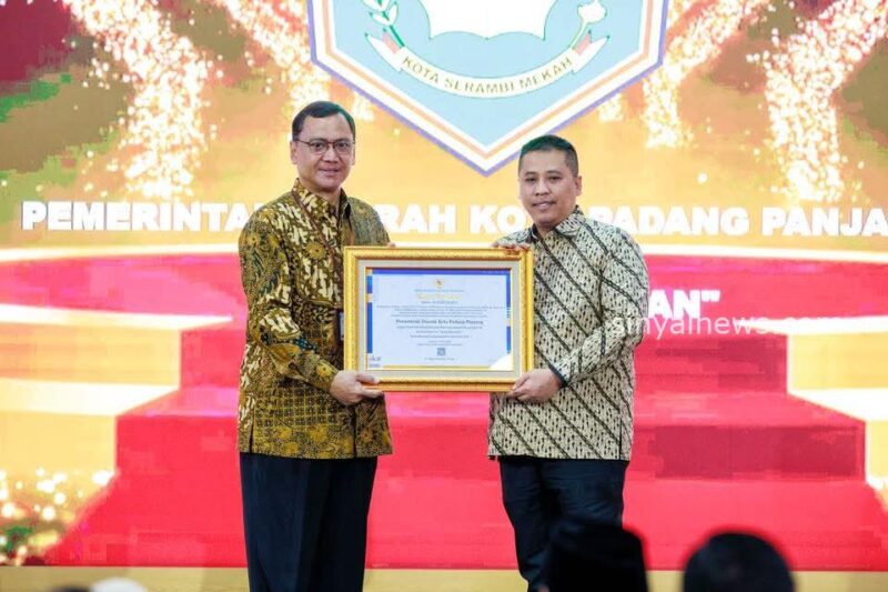 Kepala ANRI, Mego Pinandito, kepada Wali Kota Padang Panjang, Hendri Arnis, 