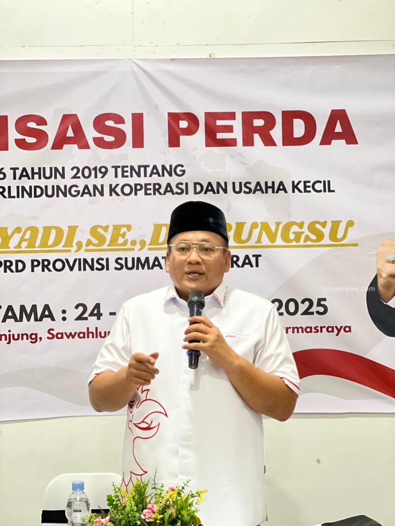 Roni Mulyadi .SE.DT.Bungsu Anggota Komisi 3 DPRD Provinsi Sumbar saat berikan sambutan dalam sosialiasi Perda tersebut.