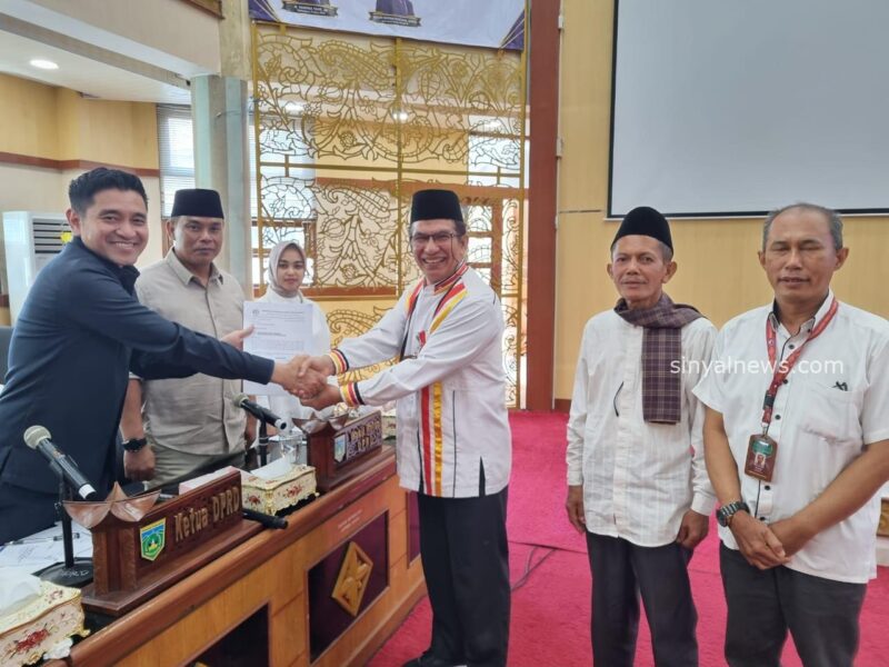 Masrizal Munaf saat meyerahkan pernyataan sikap pada Ketua DPRD Padang Panjang ,Imbral