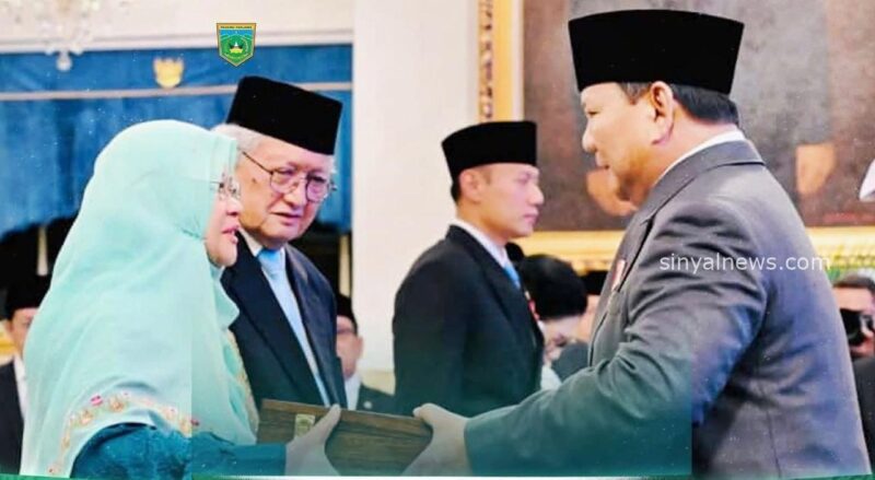 Fauziah Fauzan, SE.Akt., M.Si, Ketua Yayasan Pondok Pesantren Putri Diniyyah Puteri Padang Panjang. Dengan penuh haru ia menerima piagam penghargaan dari Presiden,