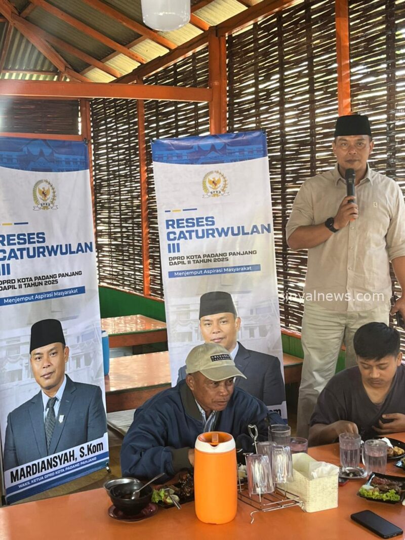 Mardiansyah.S.Kom saat memberikan sambutan dalam reses catur wulan 3 nya di salah satu lesehan rumah makan di Padang Panjang