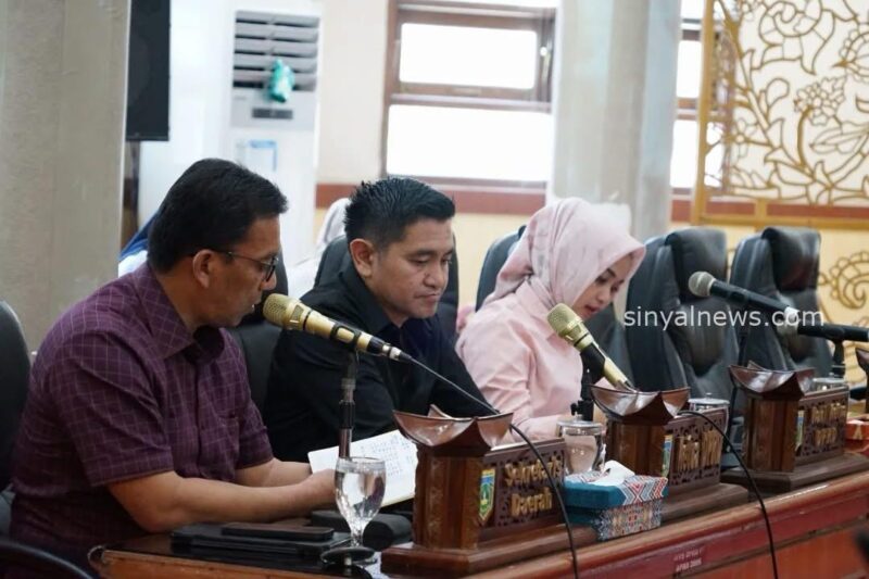 Ketua DPRD Padang Panjang Imbral .SE saat memimpin rapat banggar ,Minggu malam (21/12/25) 