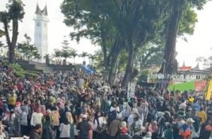 Anusias masyarakat padati festival
Kuliner di jam gadang 