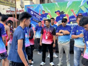Ubaidillah ketua panitia , bersam walikota hendri arnis dan erik hamdani anggota DPRD Provinsi Sumbar , saat mengalungkan medali 