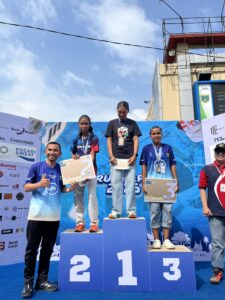 Allex Saputra wakil walikota Padang Panjang serahkan hadiah sang juara 5 KM 