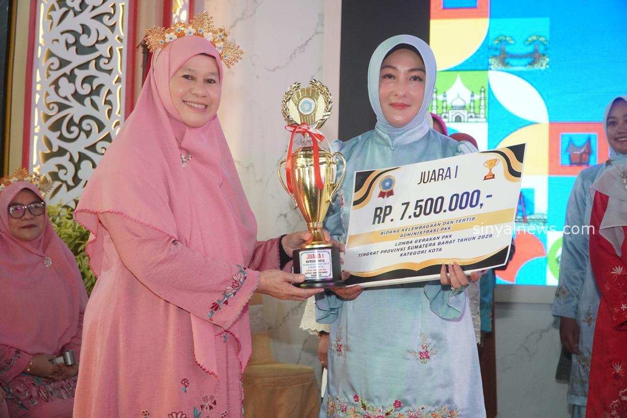 Maria Feronika Hendri menerima piala Juara Umum Gerakan PKK dan Dasa Wisma pada Wirakarya Jambore Kader PKK Berprestasi ke-XXII Tingkat Provinsi Sumatera Barat di Bukittinggi. Kemenangan itu mengingatkan pada pencapaian serupa yang pernah diraih Padang Panjang di Kayu Tanam pada 2015. Sebelas tahun kemudian, setelah perjalanan panjang dan pergantian generasi kader, piala itu kembali berada dalam genggaman kontingen Padang Panjang.